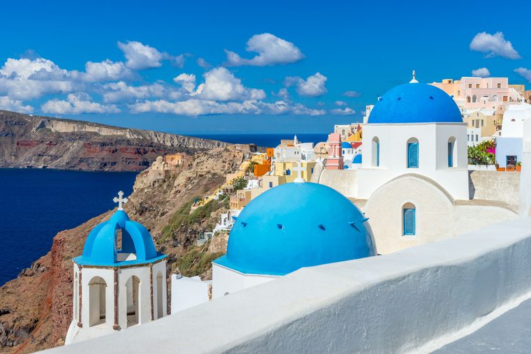 Les dômes bleus d'Oia surplombant la caldeira de Santorin