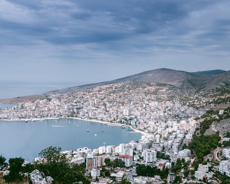La baie de Saranda et sa promenade en bord de mer face à la mer Ionienne