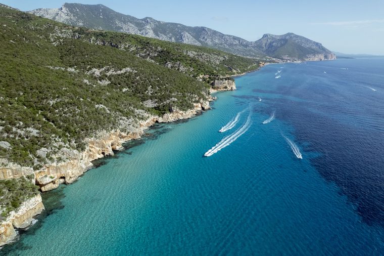 Les falaises calcaires et l'eau turquoise du golfe d'Orosei