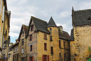 Les toits de lauze et la place de la Liberté à Sarlat-la-Canéda