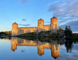 Le château d'Olavinlinna entouré par les eaux du lac Saimaa