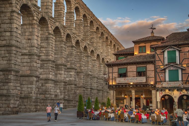 L'aqueduc romain de Ségovie traversant la ville