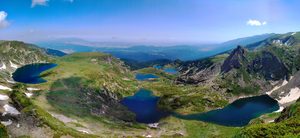 Vue panoramique sur les Sept Lacs de Rila depuis le sommet rocailleux