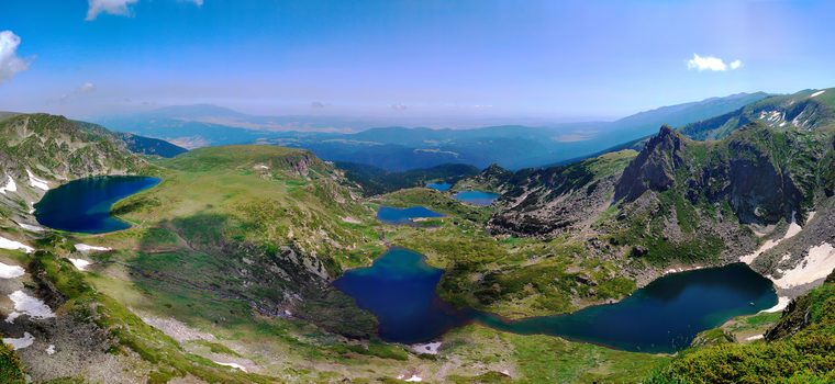 Vue panoramique sur les Sept Lacs de Rila depuis le sommet rocailleux