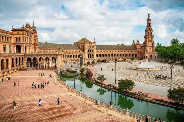 La Plaza de España baignée par la lumière de fin de journée