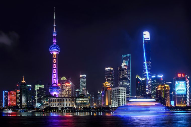 La skyline de Pudong illuminée la nuit vue depuis le Bund
