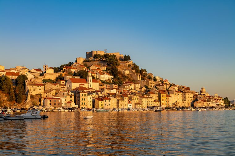 La cathédrale Saint-Jacques et la vieille ville de Šibenik vue depuis la mer