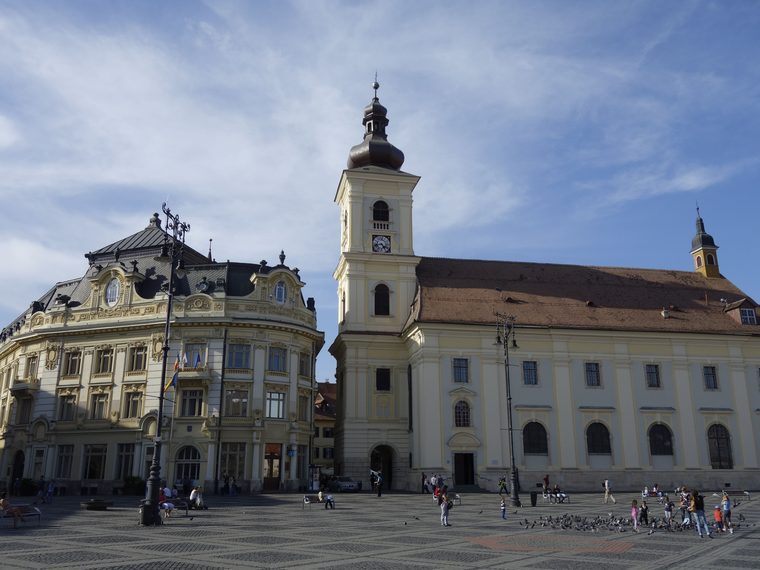 La Grande Place de Sibiu et la tour du Conseil au crépuscule