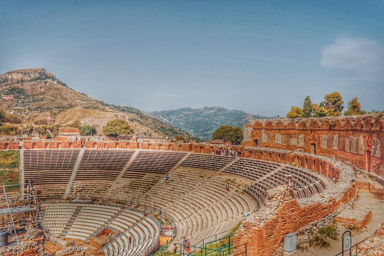 Le théâtre antique de Taormine avec le volcan Etna en toile de fond