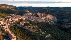 Le village d'Alquézar perché sur son éperon rocheux au-dessus des gorges