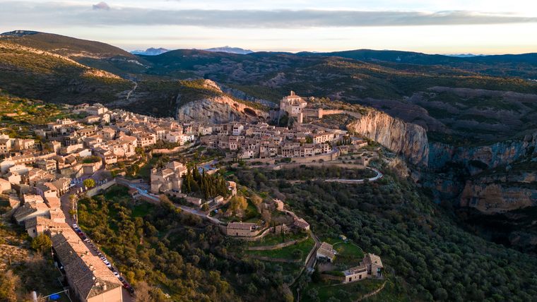 Le village d'Alquézar perché sur son éperon rocheux au-dessus des gorges