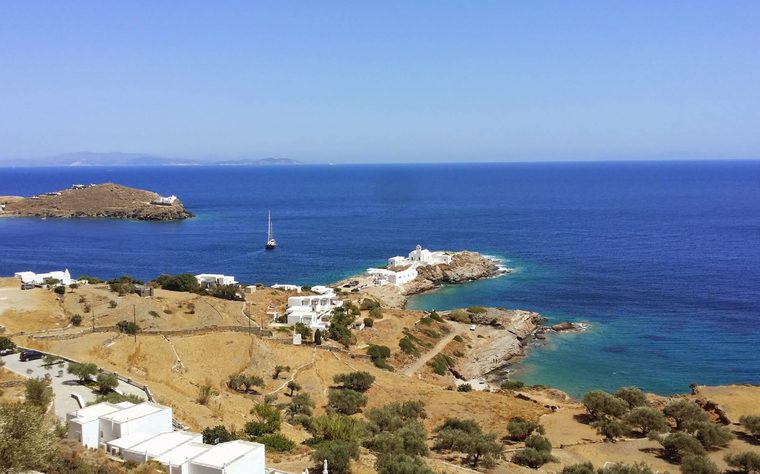 Le monastère de Chrysopigi s'avançant sur la mer Égée à Sifnos