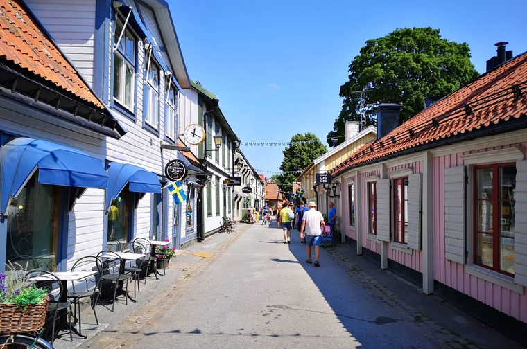 Les maisons en bois colorées de Stora Gatan et le lac Mälaren en toile de fond
