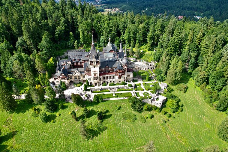 Le château de Peleș niché dans la forêt des Carpates