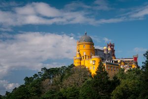 Le palais coloré de Pena émergeant de la forêt brumeuse de Sintra