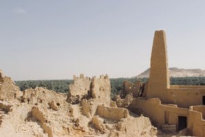Les ruines en terre crue de la forteresse de Shali au centre de l'oasis de Siwa