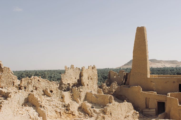 Les ruines en terre crue de la forteresse de Shali au centre de l'oasis de Siwa
