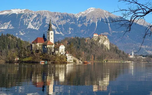 Vue sur un lac slovène entouré de montagnes verdoyantes