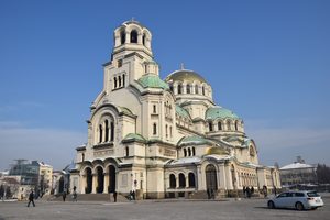 La cathédrale Alexandre-Nevski de Sofia sous un ciel dégagé