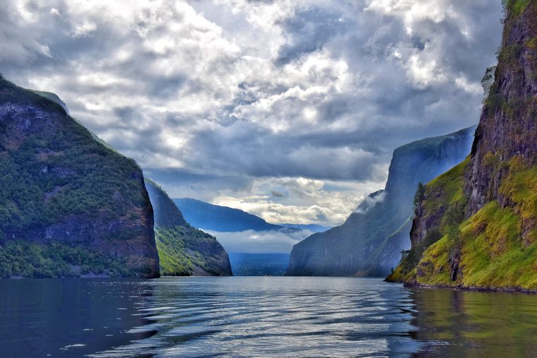Vue plongeante sur les eaux sombres et les falaises abruptes du Sognefjord
