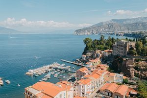 Vue sur le golfe de Naples et le Vésuve depuis les falaises de Sorrente