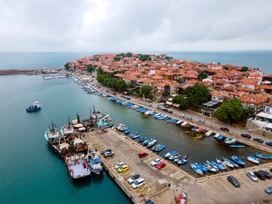 Les maisons en bois typiques de la vieille ville de Sozopol surplombant la mer Noire