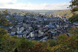 Les thermes de Spa dominant la ville et la forêt environnante
