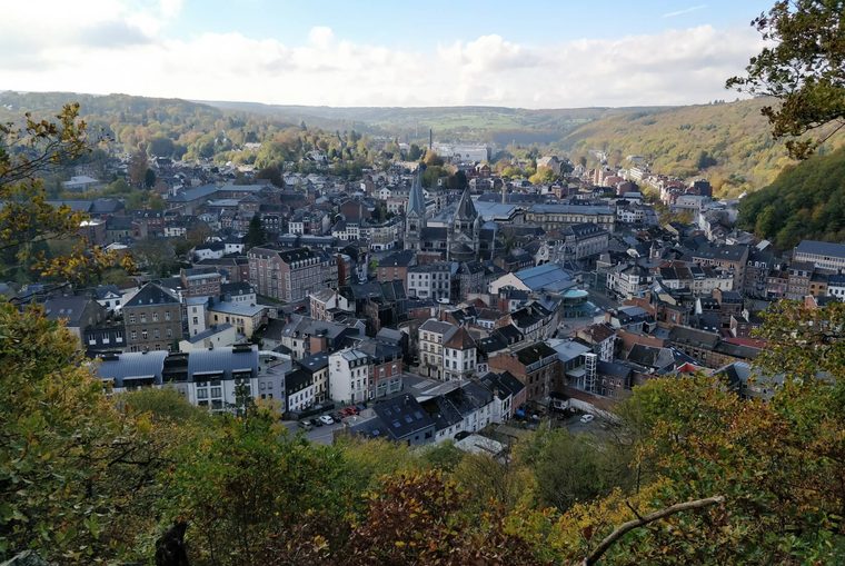 Les thermes de Spa dominant la ville et la forêt environnante