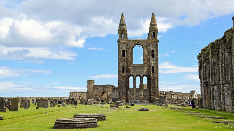 Les ruines de la cathédrale de St Andrews face à la mer du Nord