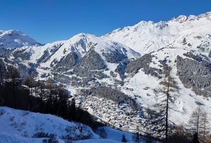 Le village de St. Anton am Arlberg sous la neige et ses remontées mécaniques