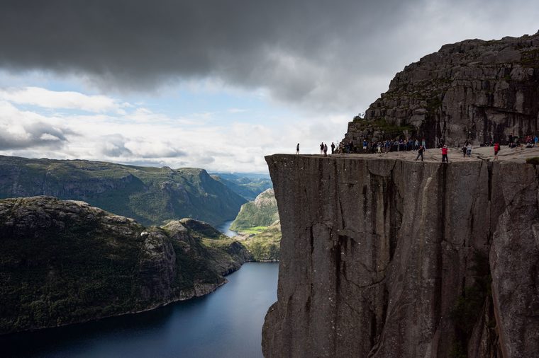 Vue plongeante depuis le Preikestolen sur le Lysefjord