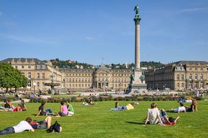 Vue panoramique sur la cuvette de Stuttgart et la tour de télévision au loin