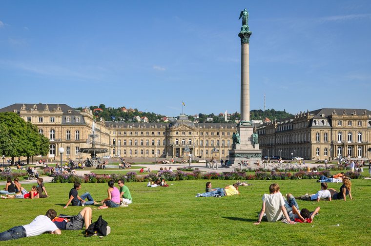 Vue panoramique sur la cuvette de Stuttgart et la tour de télévision au loin