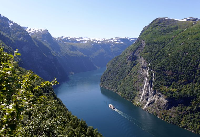 Route sinueuse longeant un fjord dans le sud de la Norvège
