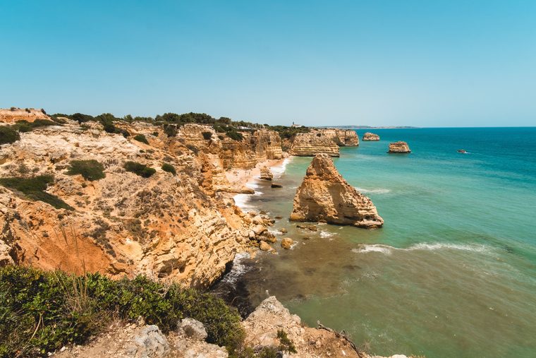 Les falaises dorées de l'Algarve plongeant dans l'océan Atlantique