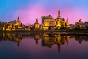 Le temple Wat Mahathat au lever du soleil à Sukhothai