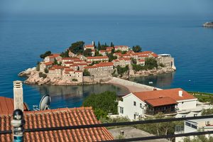 La presqu'île fortifiée de Sveti Stefan vue depuis la côte