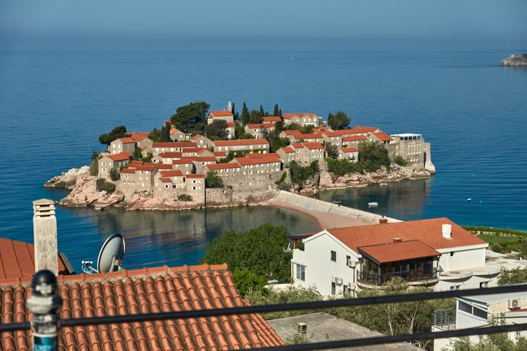 La presqu'île fortifiée de Sveti Stefan vue depuis la côte
