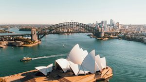 L'Opéra de Sydney et le pont de la baie vus depuis l'eau au coucher du soleil