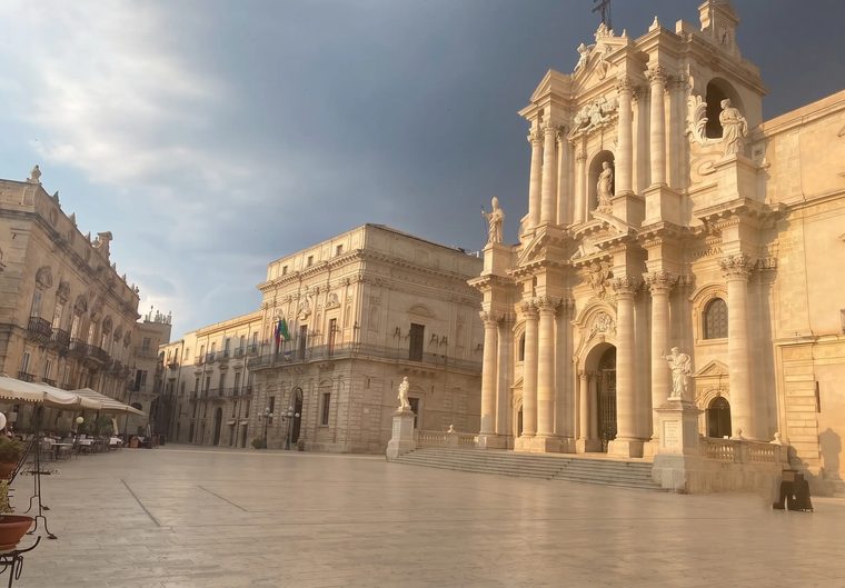 La Piazza del Duomo à Ortygie au coucher du soleil