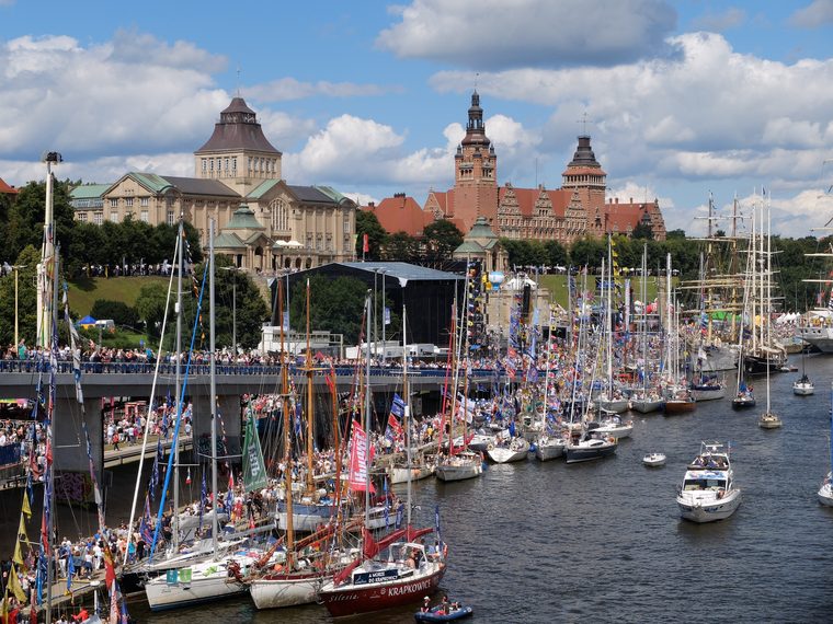 Les terrasses de Wały Chrobrego surplombant l'Oder à Szczecin