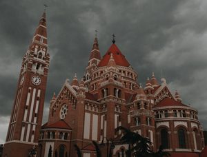 La place du Dôme et l'Église Votive de Szeged sous le soleil