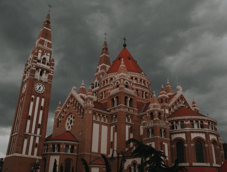 La place du Dôme et l'Église Votive de Szeged sous le soleil