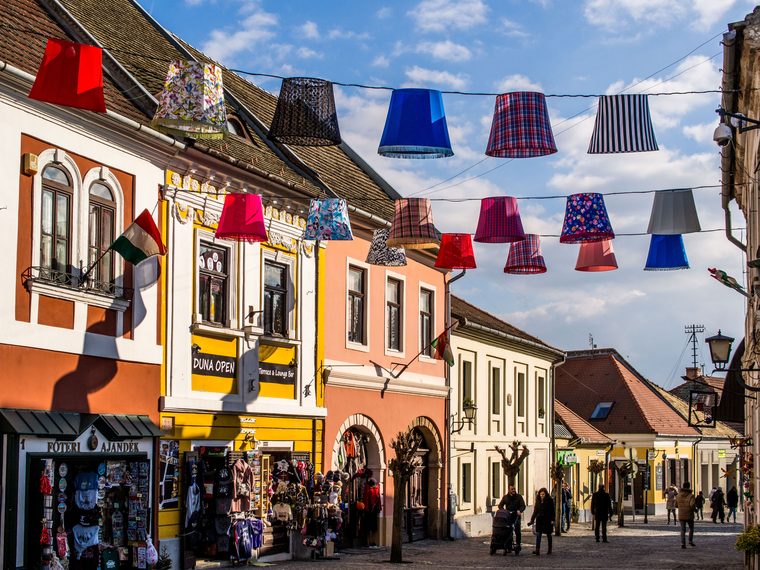 Les maisons baroques colorées et la croix des marchands sur la place centrale de Szentendre
