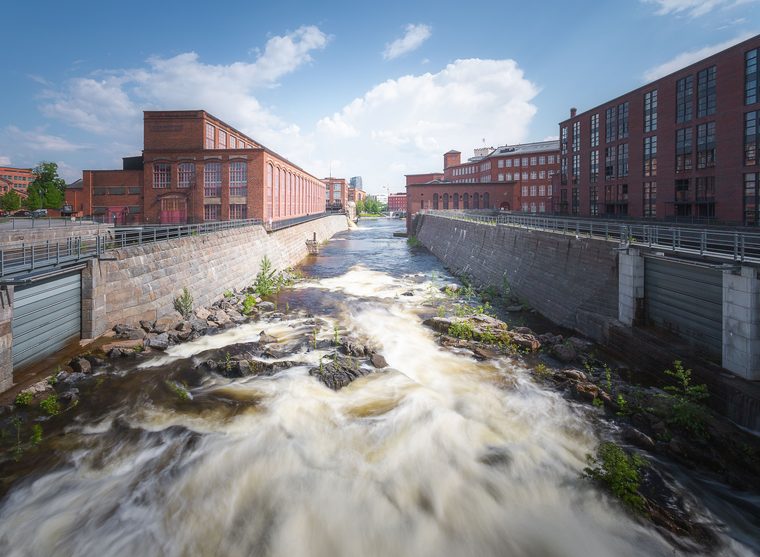 Les bâtiments en briques rouges de la zone industrielle Finlayson le long des rapides de Tammerkoski