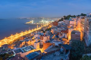 Vue sur la médina blanche de Tanger et le détroit de Gibraltar
