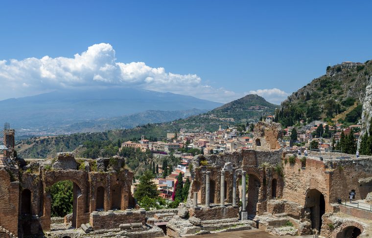 Le théâtre antique de Taormine avec l'Etna en toile de fond