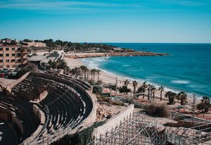 L'amphithéâtre romain de Tarragone avec la mer Méditerranée en toile de fond