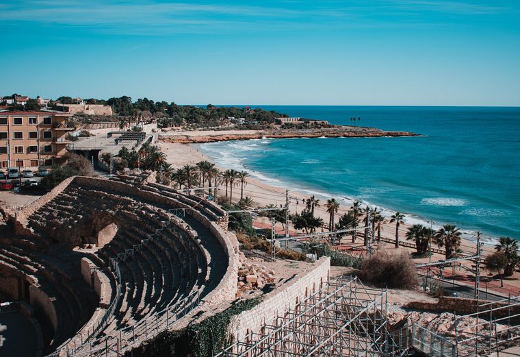 L'amphithéâtre romain de Tarragone avec la mer Méditerranée en toile de fond