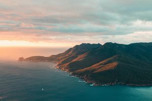 La baie de Wineglass vue depuis le belvédère du parc national de Freycinet